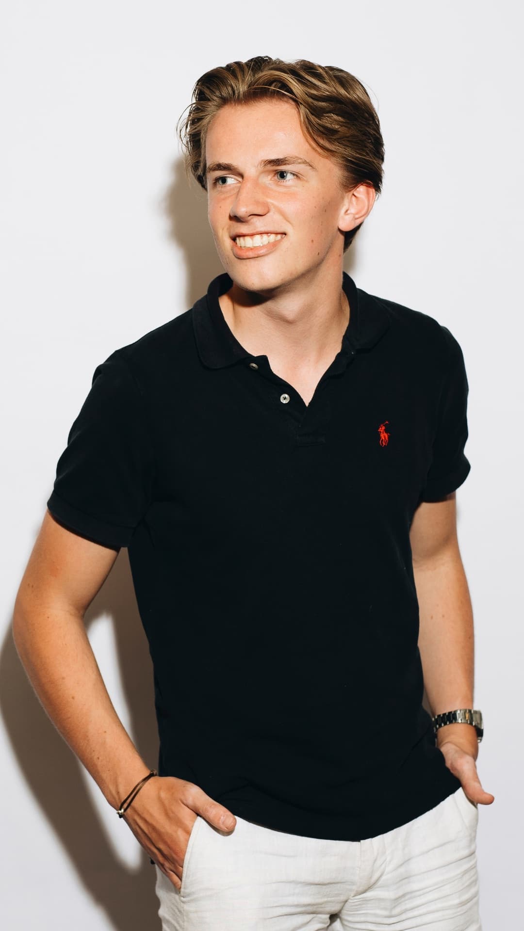 Steyn Jurjens, oprichter van LaneStack, lachend in een zwarte polo